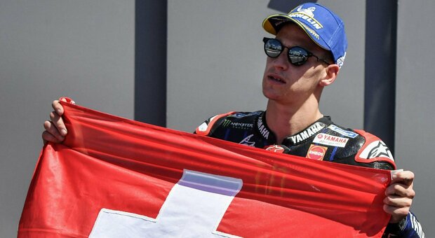 Fabio Quartararo con la sua Yamaha ha vinto il Gran Premio d’Italia classe MotoGp mentre rende omaggio sul podio con la bandiera svizzera a Jason Dupasquier, il pilota svizzero della Moto3 deceduto questa mattina
