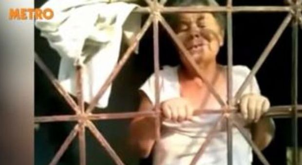 Anziana chiusa in gabbia dal figlio per anni: ​non ricorda nemmeno più la sua età