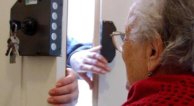 La nonnina chiede aiuto al telefono «Raggi laser per immobilizzarmi»