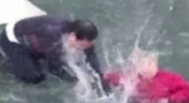 Cina, anziana cade nel fiume gelido: passante rompe il ghiaccio a mani nude per non farla annegare