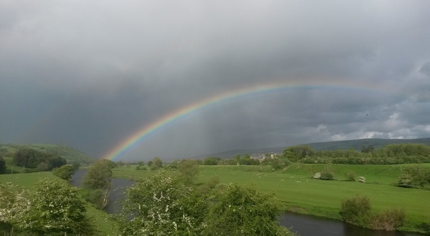Boom di arcobaleni dopo il ritorno di pioggia e neve: lo strano fenomeno in Gran Bretagna