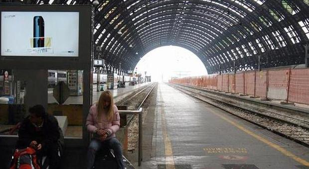 La stazione Centrale di Milano paralizzata per quaranta minuti: caos e ritardi
