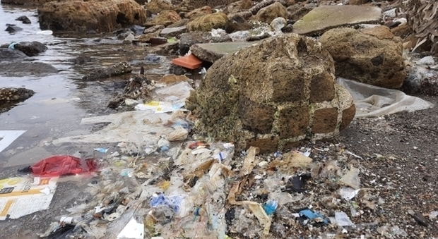 Maltempo a Miseno, la plastica invade le rovine romane