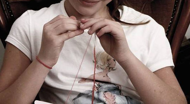 Niente smartphone e Facebook, Annalisa a 11 anni scopre l'arte dell'uncinetto...