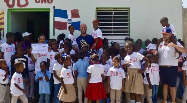 #Aiutatm, il grande cuore di Napoli aiuta una scuola dominicana | Video e foto