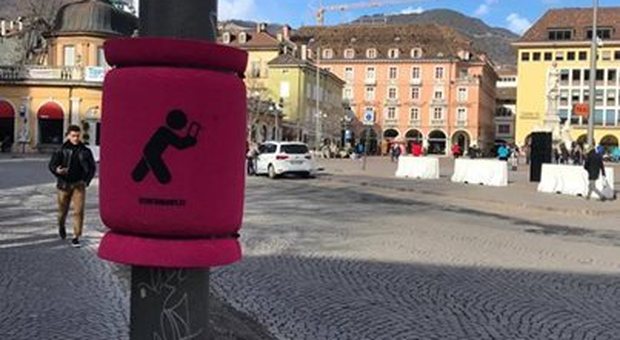 Smartphone, paratesta sui pali contro gli urti fortuiti: Bolzano prima città in Italia