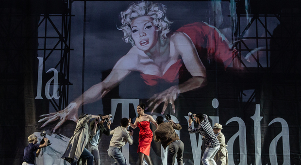 Traviata nella Dolce vita: ispirazione Fellini per l'opera di Verdi a Caracalla