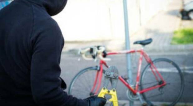 Napoli, tenta il furto di una bicicletta elettrica, arrestato a Chiaia