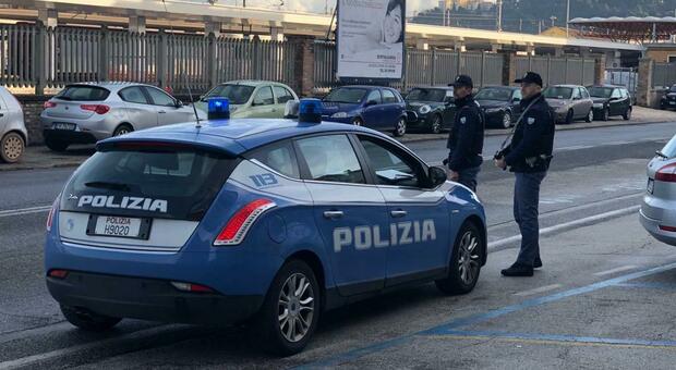 Una Volante della Polizia davanti alla Stazione di Ancona