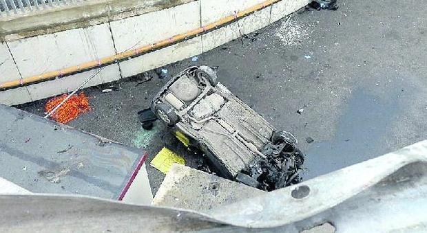 L'auto sfonda il guardrail e precipita dalla tangenziale: quattro feriti non gravi