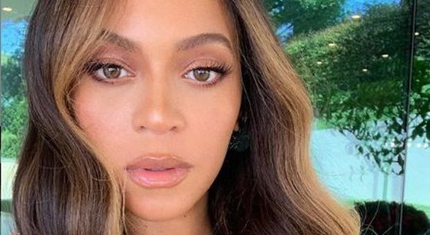Beyoncé, il padre della cantante ha un tumore: l'annuncio sui social