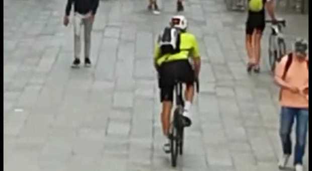 Turisti in bicicletta fra le calli a Venezia: «Non possiamo scendere, ci rovinavamo le scarpe»