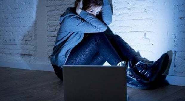 Una donna su 10 ha già subito violenza informatica a 15 anni, il 70% vittima di cyberstalking