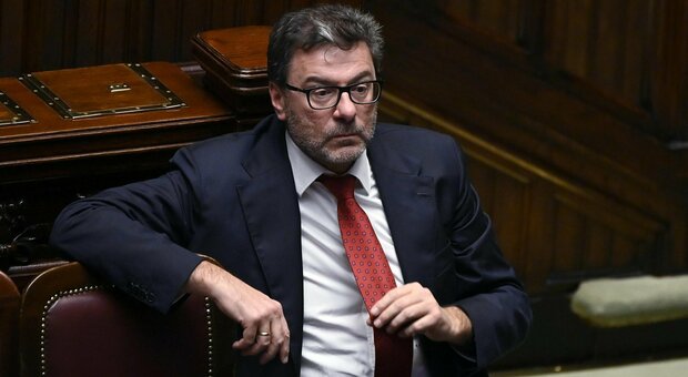 Pensioni, aumento del 7,3% da gennaio: Giorgetti ha firmato il decreto