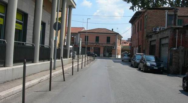 Frosinone, ingorghi e parcheggio selvaggio nel quartiere Scalo Il comitato: «È ora d’intervenire»