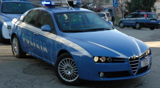 Ancona, ubriaco molesta una donna e aggredisce i poliziotti: arrestato