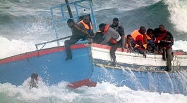 Lampedusa, peschereccio finisce sugli scogli: spettacolare salvataggio