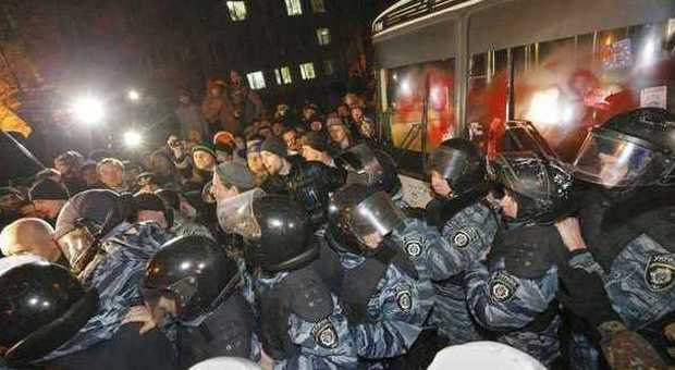 Ucraina, scontri violenti tra polizia e manifestanti: almeno cento feriti
