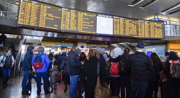 Neve, caos a Termini e Tiburtina, treni in ritardo fino a 6 ore, cancellati gli Intercity e il 70% dei Regionali