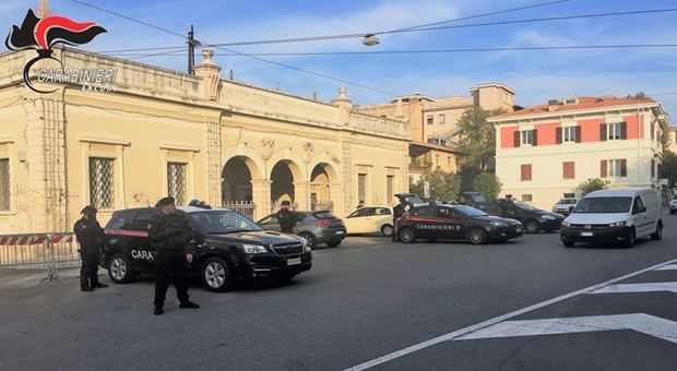 Ancona, fermato per un controllo strattona un carabiniere e gli procura lesioni