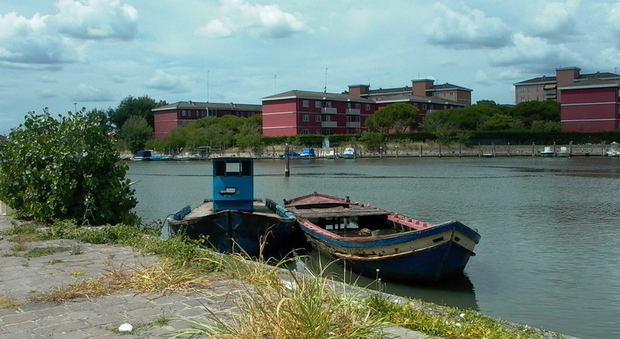 Cimitero di barche fantasma nel canale I proprietari hanno cancellato le matricole