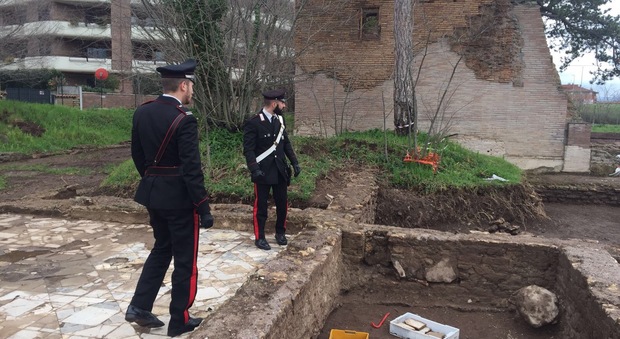 Roma, sorpresi a rubare reperti archeologici: arrestati due "tombaroli" sull'Appia