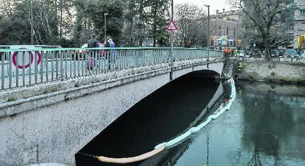 Gasolio nel Sile in piazza Vittoria: fiume inquinato scatta l'allarme