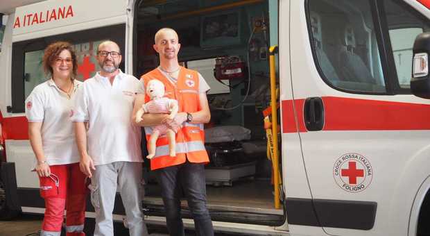 Foligno, dopo la lezione con la Croce Rossa, genitori “studenti” salvano 10 bimbi dal soffocamento