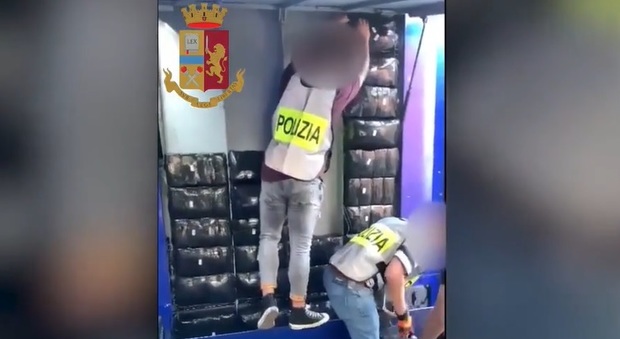 Milano, nel tir dalla Spagna nascosti 350 chili di hashish: l'operazione della polizia
