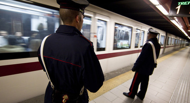 Metro B, ragazzo si getta sotto il treno a Termini: soccorso, circolazione treni interrotta
