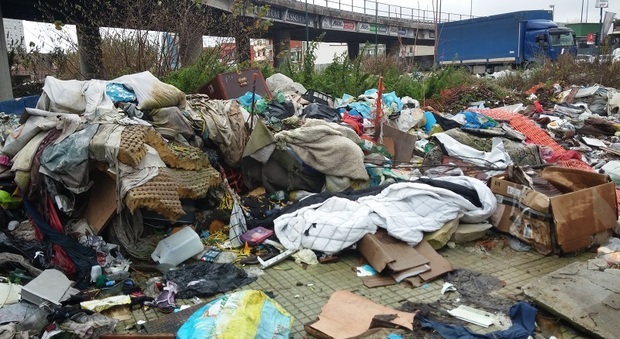 Ponticelli, campo rom sgomberato ma restano quintali di rifiuti a ridosso di una scuola