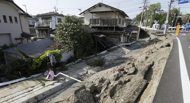 Terremoto in Giappone, 29 morti e 1.500 feriti, si scava ancora