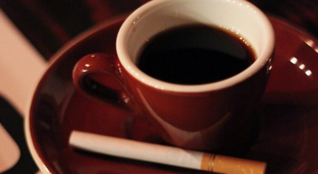 Caffè e sigaretta, perché vanno d'accordo? Una ricerca lo spiega