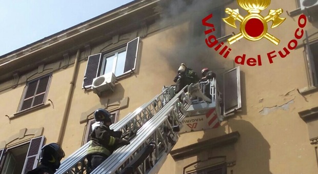 Roma, brucia appartamento in centro: al lavoro 4 squadre di vigili del fuoco