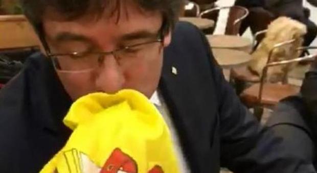 Puigdemont “costretto” a baciare la bandiera spagnola: «Nulla in contrario»