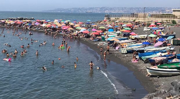 Napoli, via ai tuffi nel mare vietato: folla sulla spiaggia di San Giovanni a Teduccio