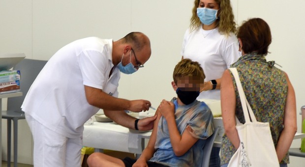 La vaccinazione esavalente a un giovane