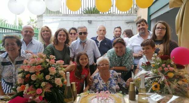 La maestra Ersilia compie 100 anni la festeggia un'intera frazione di Marano
