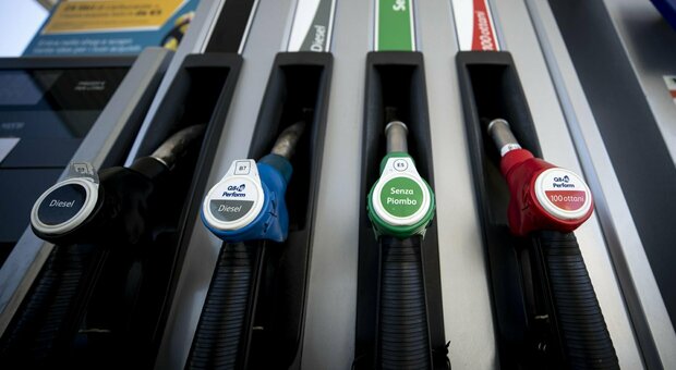 Benzina, sconto di 30 centesimi fino al 31 agosto: proroga per i prezzi più bassi al distributore