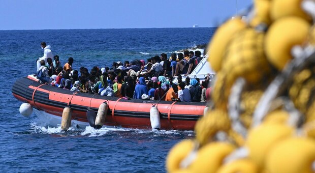 Lampedusa, 46 migranti sugli scogli di Ponente: recuperato il cadavere di un uomo