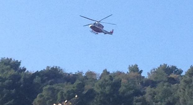 Napoli, elicottero dei vigili del fuoco in azione a Capri sul monte San Michele