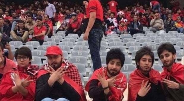Iran, cinque donne si travestono da uomini per vedere una partita di calcio