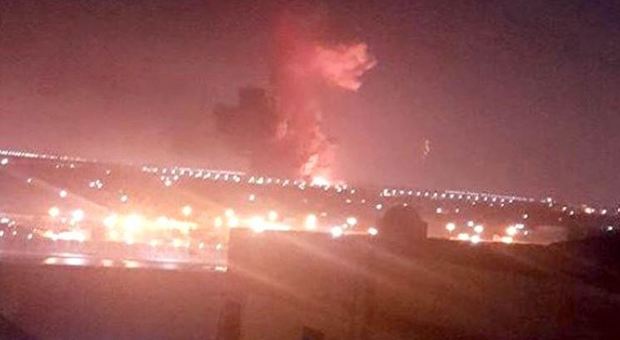 Il Cairo, gigantesca esplosione nel deposito di carburante dell'aeroporto: voli bloccati