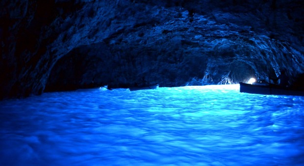 Bagni proibiti nella Grotta azzurra, turisti milanesi multati a Capri