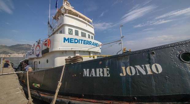 Migranti: la nave Mare Jonio riparte e querela Salvini