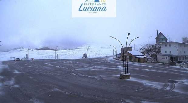 Cade la prima neve a Campocatino, ma nessuno vuole gli impianti sciistici