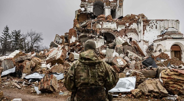 Ucraina, Putin viola subito la 'tregua di Natale': bombe su Kramatorsk. E decollano jet anche dalla Bielorussia