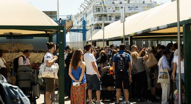 Folla di turisti al Molo Beverello