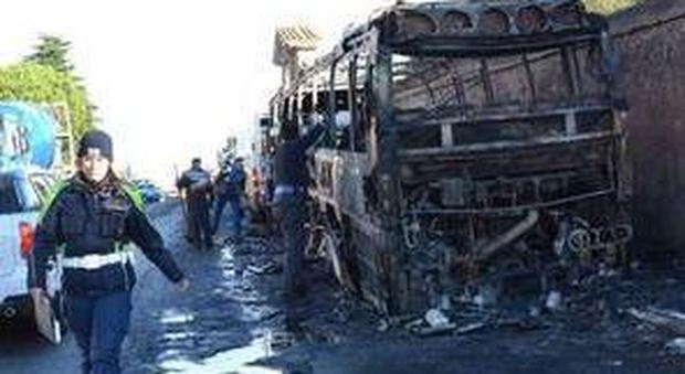 Autobus della Cotral in fiamme è il quinto in un mese: presentata denuncia per sabotaggio