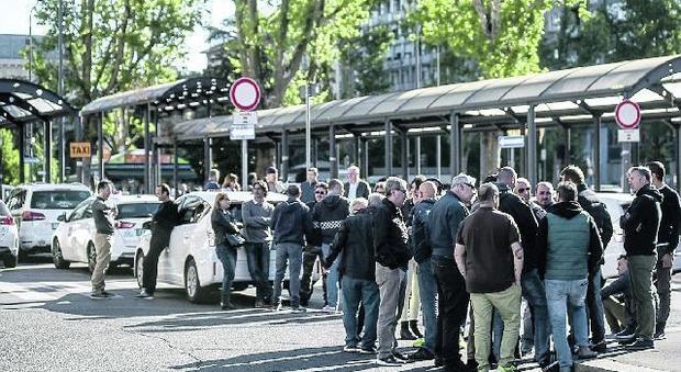 Milano, i tassisti si fermano di nuovo contro Uber: clienti inferociti